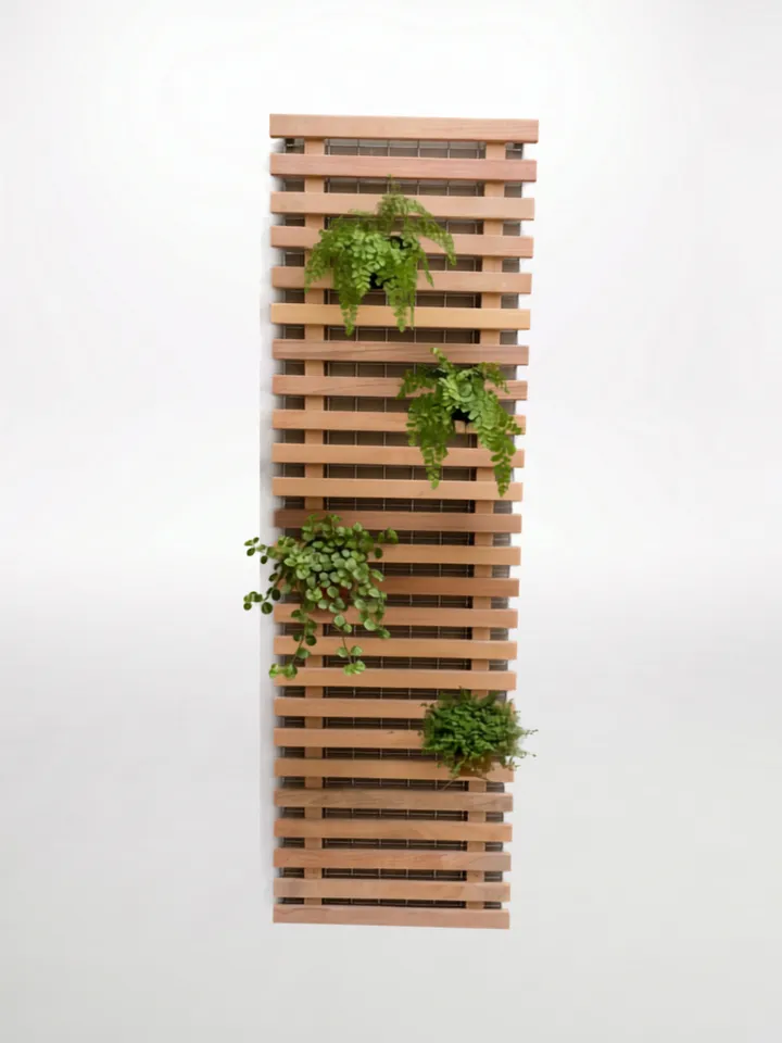 Painel ripado de madeira com vasos de plantas
