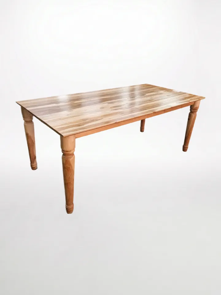 Mesa de jantar em madeira clara com pés torneados